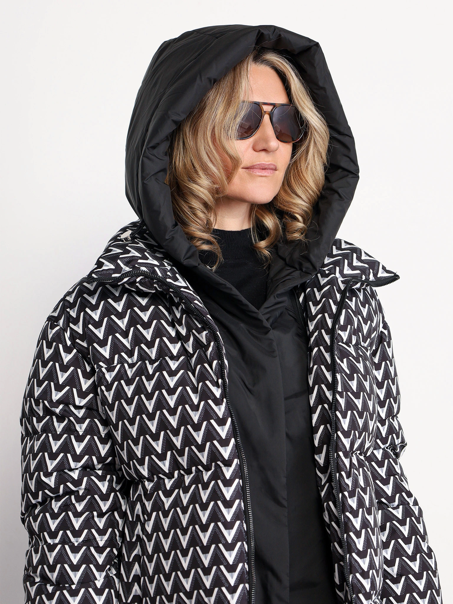 Пуховик с абстрактным принтом черного цвета с капюшоном-манишкой